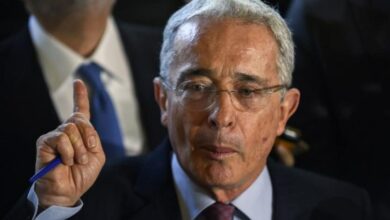 Photo of PROFESOR EN CORDOBA TILDO A URIBE DE GENOCIDA EN PLENA CLASE Y DESATO POLEMICA.
