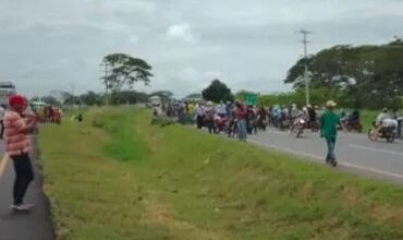 Photo of BLOQUEAN VÍA MONTERÍA – LORICA EXIGIENDO SOLUCIÓN A INUNDACIONES EN PALO DE AGUA.
