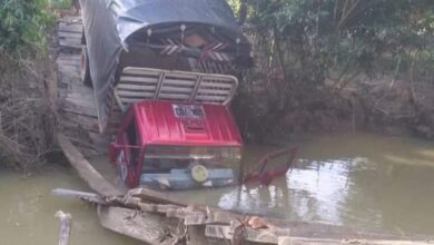 Photo of PUENTE ARTESANAL DE LA ZONA RURAL DE MONTELÍBANO COLAPSÓ AL PASO DE UN VEHÍCULO DE CARGA.