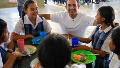 Photo of Alcalde Hugo Kerguelén almuerza con estudiantes en inicio del PAE en Montería
