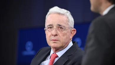 Photo of ¡Polémica política! Piden investigar reunión que salpicaría a Uribe
