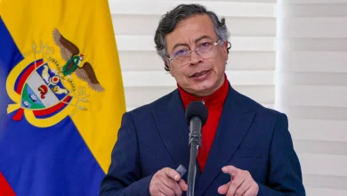 Photo of Petro enfrenta críticas por contrato millonario y responde en redes