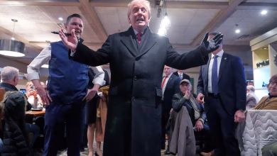 Photo of Dólar cae a su nivel más bajo en cuatro años mientras Trump minimiza el impacto