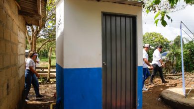 Photo of El campo también progresa: El alcalde Hugo Kerguelén y la Gestora Social Diana Sierra entregaron 202 baños en Loma Verde y sus veredas
