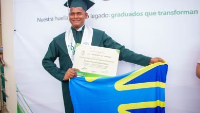 Photo of Con lengua de señas y bandera en alto, graduado sordo de la Universidad de Córdoba rompe el protocolo y envía poderoso mensaje de inclusión