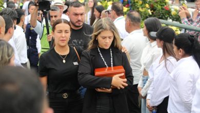 Photo of El adiós que partió corazones: Sonia Restrepo abrazó las cenizas de Yeison Jiménez rumbo a Manzanares