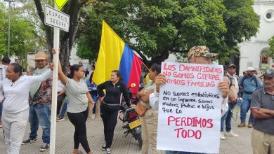 Photo of Damnificados protestan en el centro de Montería por decisión del Concejo