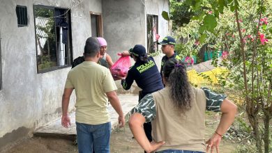 Photo of En medio de las inundaciones, la Policía acompañó a las familias afectadas en La Madera