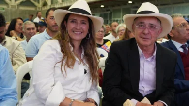 Photo of Uribe defiende a Paloma Valencia: “No cometan el error de atacarla por mis errores”
