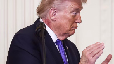 Photo of Trump aclara origen de marca roja en su cuello tras acto en la Casa Blanca