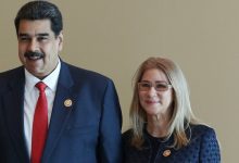 Photo of EE. UU. autoriza al Gobierno venezolano pagar la defensa de Maduro y Cilia Flores en Nueva York