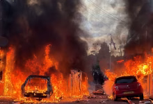 Photo of Violentos disturbios en Irlanda del Norte tras apuñalamiento; incendian viviendas y vehículos