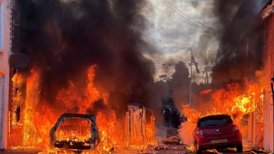 Photo of Violentos disturbios en Irlanda del Norte tras apuñalamiento; incendian viviendas y vehículos