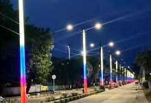 Photo of San Pelayo estrena postes de colores y embellece sus calles a pocos días del FestiPorro 2026