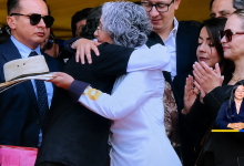 Photo of Petro entrega el Sombrero de la Paz a la hija de Carlos Pizarro en el 20 de Julio