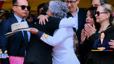 Photo of Petro entrega el Sombrero de la Paz a la hija de Carlos Pizarro en el 20 de Julio