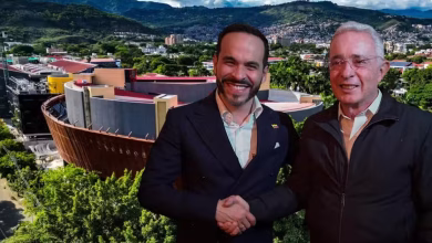 Photo of Sorpresa en Cali: Álvaro Uribe asistió a la posesión de Abelardo