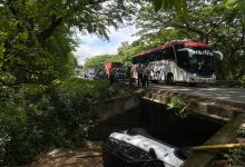 Photo of Ford Bronco cae bajo un puente tras choque en Sahagún