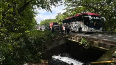 Photo of Ford Bronco cae bajo un puente tras choque en Sahagún