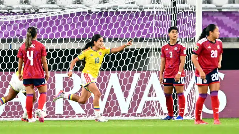 Colombia remonta y debuta con triunfo en el Mundial
