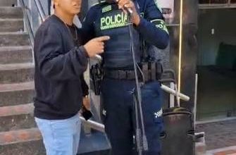 Photo of Policía cantó con artista callejero y su gesto se hizo viral