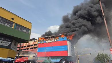 Photo of ¡Emergencia en Cali! Incendio consume parte del Centro Comercial Petecuy